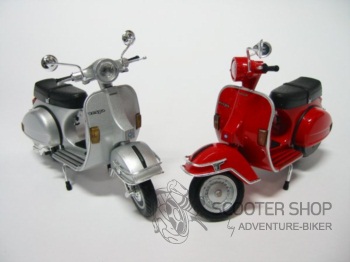 Model skútru 1978 Vespa P200E 1:12 - červený