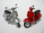 Model skútru 1978 Vespa P200E 1:12 - stříbrný