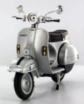 Model skútru 1978 Vespa P200E 1:12 - stříbrný