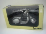 Model skútru 1978 Vespa P200E 1:12 - stříbrný